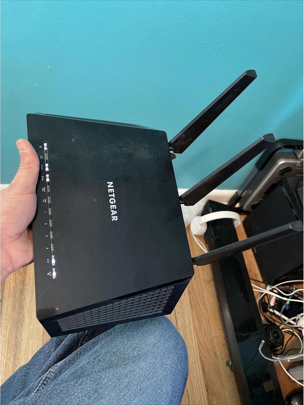 Netgear Router Model R6700v2 - Picture 2 of 12
